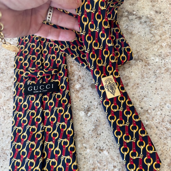 GUCCI MEN'S SILK TIE BRAND NEW WIDEST 3" 10 RED & NAVY BLUE WITH GOLD PATTERN - Picture 3 of 4